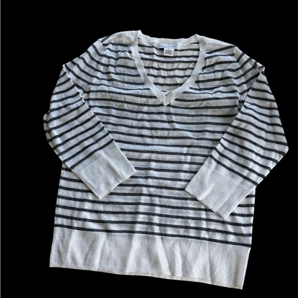 🌺Liz Claiborne V-Neck Sweater in Black and White
